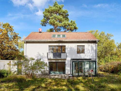 Blick vom Südgarten auf das Haus mit Wintergarten - 