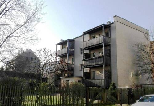 Hausansicht - MIT BALKON & SCHÖNEM MIETERGARTEN -Tolle 2-Raum Whg. ruhig und grün, Bad mit Fenster, Balkon