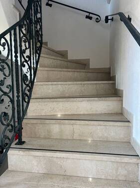 Treppenaufgang zur Wohnung - 3 Zimmer Etagenwohnung in Pocking