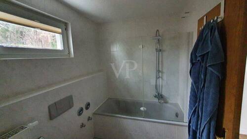 Badezimmer Mit Badewanne und Duschwand - 