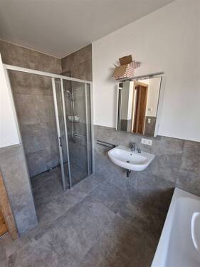 Bad-Dusche - Etagenwohnung mit 74,00 m² in Hengersberg b Deggendorf zum Kaufen