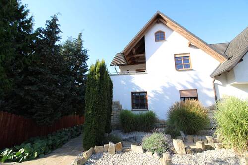 Frontansicht Haus.JPG - Traumhafte Erdgeschosswohnung mit Gartenidylle – und der Option auf ein komplettes Eigenheim