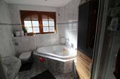 Badezimmer mit Eckbadewanne.JPG - 