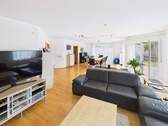 großzügiges Wohnzimmer... - 