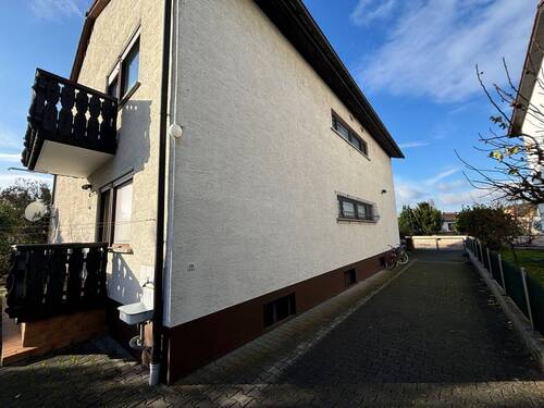 H 541 Außenansicht mit Hofeinfahrt.jpg - 8 Zimmer Mehrfamilienhaus, Wohnhaus zum Kaufen in Groß-Rohrheim