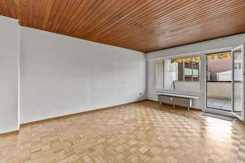 Großzügiges Wohnzimmer - 4 Zimmer Etagenwohnung zum Kaufen in Kiel-Elmschenhagen-Nord