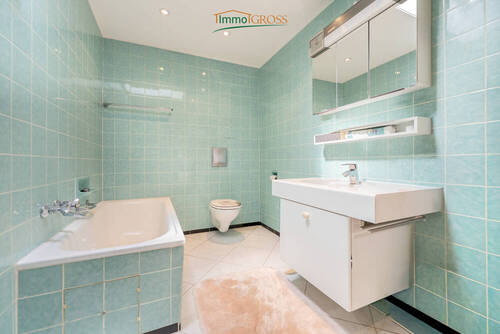 OG - Badezimmer mit Badewanne und Dusche - 