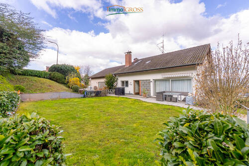 Eingang in das Haus mit großem Garten - 