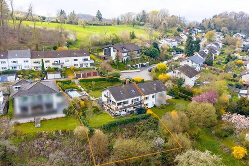 Das Haus mit Grundstück von oben - Perfekte Kombination aus Natur & Komfort: Doppelhaushälfte mit Pool & Einliegerwohnung