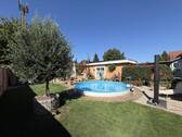 Gartenansicht mit Pool - 