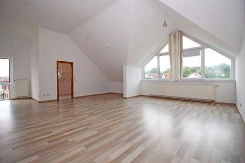 Wohnen & Essen - Dachgeschoss-Wohnung in zentraler Lage mit hohen Decken 
