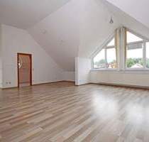 Dachgeschoss-Wohnung in zentraler Lage mit hohen Decken | inkl. zwei TG-Stellplätze - Offenau