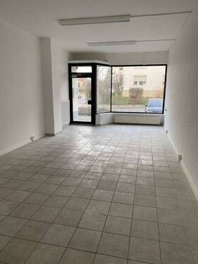 Verkaufsraum aus der Küche heraus - Gewerbefläche in WF-Linden frei