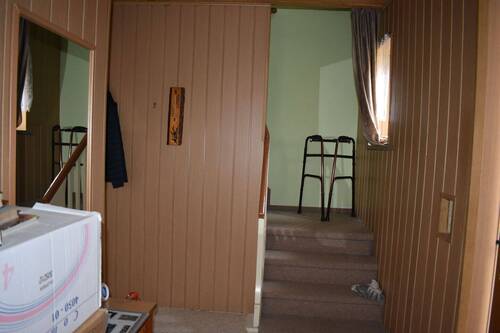 Flur mit Treppe zu DG - 