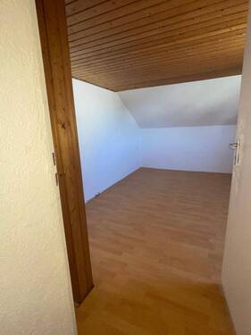 Dachgeschosszimmer mit Holzdecke - 