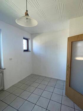 Leere Küche mit Fliesenboden - 