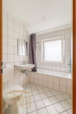 Tageslichtbad mit Wanne - 