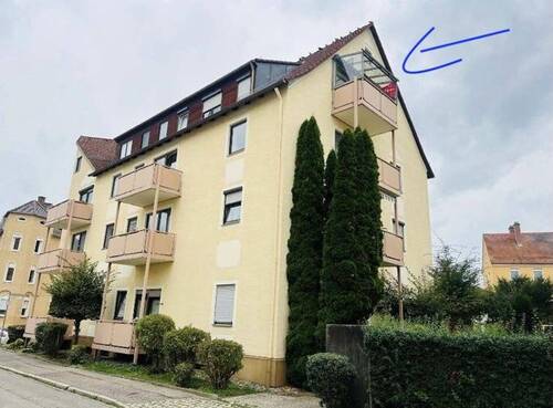 Hausansicht mit Balkon - 