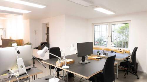 Ausgestatteter Schreibtischplatz - 