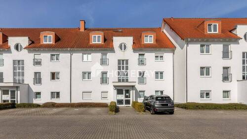 Außenansicht 2 - Charmante Zweizimmer-Dachgeschosswohnung mit Balkon und 2 Stellplätzen