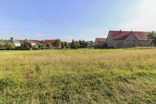 Grundstück mit seitl. Blick - 