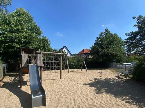  Spielplatz innerhalb des Wohngebiets - 