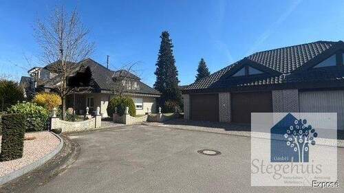 Hausansicht mit Doppel Garage - 