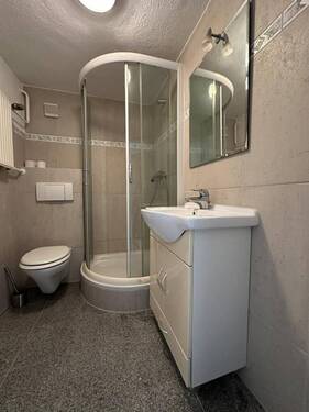 Einliegerwohnung - Badezimmer 1 von 2 - 