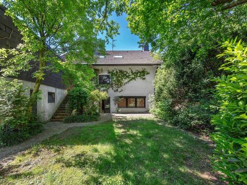 Blick zum Haus vom Garten - 
