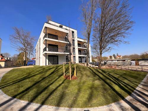 Blick auf Villa 2 und Privatgarten Wohnung 14 - 