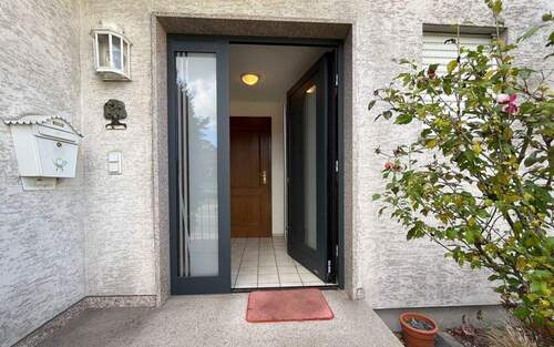 001.Hauseingang.jpg - 5 Zimmer Reihenendhaus zum Kaufen in Dreieich