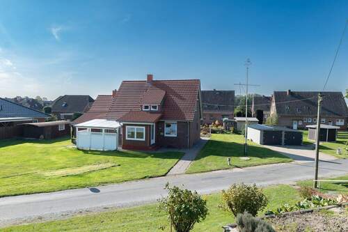 Vorderansicht vom Deich - Wo Nordwind auf Wohnträume trifft - Ihr neues Zuhause am Deich