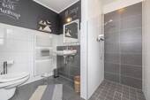 Gäste-WC mit Dusche - 