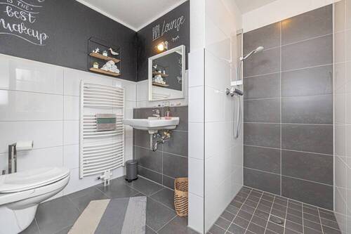 Gäste-WC mit Dusche - 