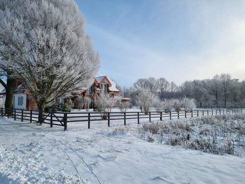 winterlicher Blick auf das Anwesen - 