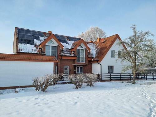 Blick auf Einfahrt und Hof - 