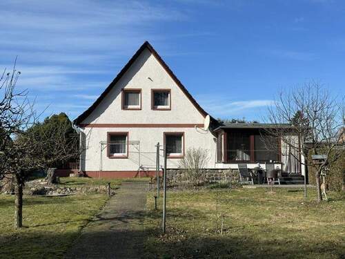 Ansicht ost - Ruhige Idylle direkt am Buchenwald und in nur ca. 600 m am Malchower See