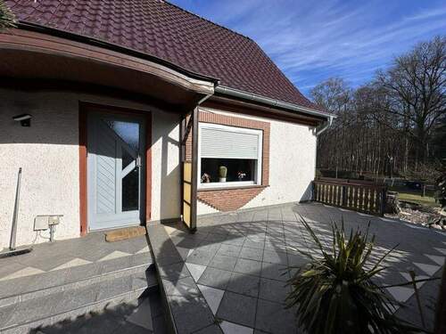 Hauseingang mit Terrasse - 