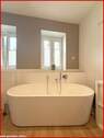 Badezimmer mit Wanne und Dusche im Erdgeschoss - 