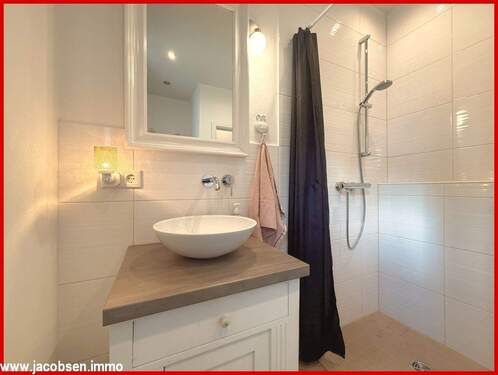 Gäste-WC mit Dusche im Erdgeschoss - 