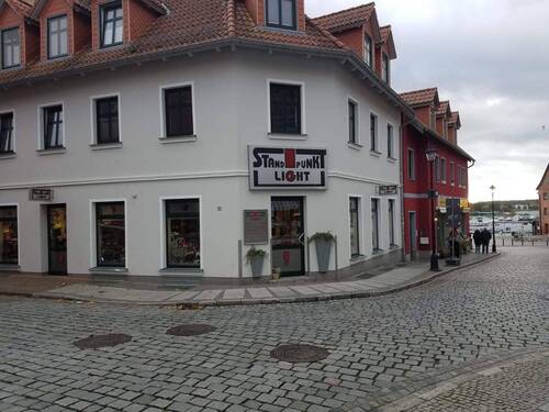 Straßenansicht.jpg - gemütliche Singlewohnung in Warener Hafennähe
