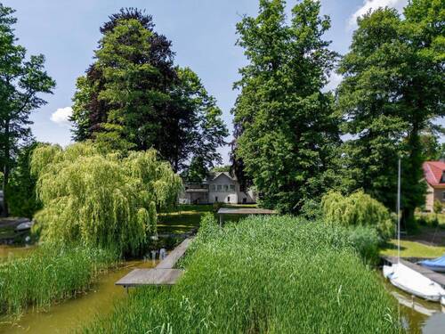Blick vom Wasser auf das Haus - 