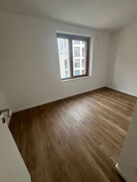 Leeres Zimmer mit Holzboden - 