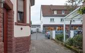 Sicht zur Straße - 8 Zimmer Mehrfamilienhaus, Wohnhaus zum Kaufen in Neu-Isenburg