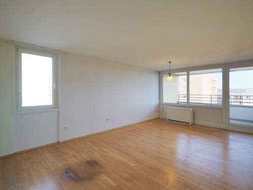 Einladendes Wohnzimmer mit Balkonzugang und viel Gestaltungsmöglichkeiten - 3 Zimmer Etagenwohnung zum Kaufen in Sindelfingen