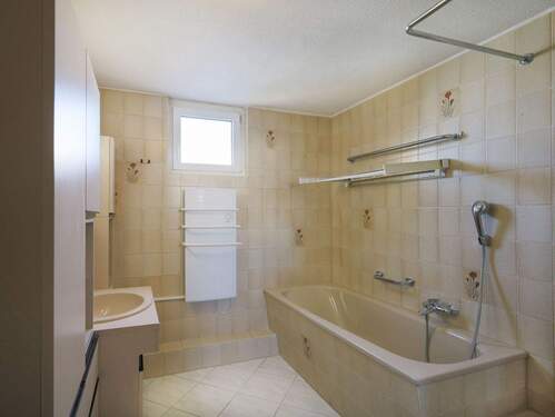 Geräumiges Tageslichtbad mit Badewanne, Dusche und Waschtisch - 