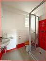 Badezimmer mit Dusche Einliegerwohnung im Eingangsgeschoss - 
