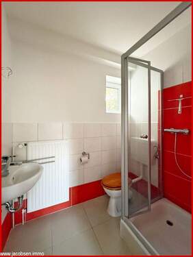 Badezimmer mit Dusche Einliegerwohnung im Eingangsgeschoss - 