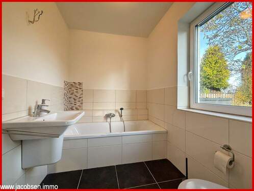 Badezimmer mit Wanne im Gartengeschoss - 