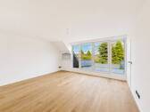 Großzügiger Wohnbereich mit Terrassenzugang - Stilvolle Dachgeschosswohnung mit großer Dachterrasse und Blick ins Grüne
